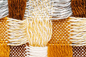 gestrickte-decke-mit-einem-quadratischen-muster.jpg?b=1&s=170x170&k=20&c=uwjSJZzFhCFWcP-hFF4Wqqrb3Jp8kfNvvHZyWzWiQIk=