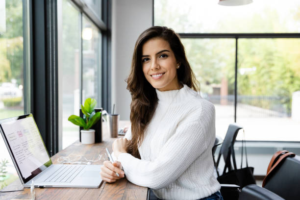 atractiva mujer adulta media pausa el trabajo para la foto - secretary fotografías e imágenes de stock