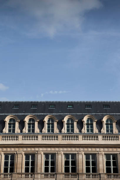 каменный фасад и голубое небо в париже - palais royal стоковые фото и изображения
