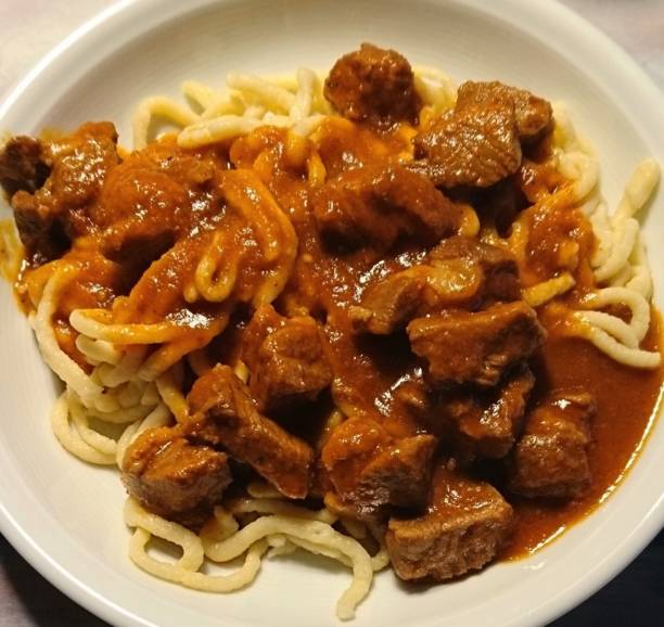 goulash with spaetzle in a plate - asia cooked food gourmet imagens e fotografias de stock