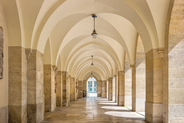 arcade minoritenkirche en el centro de viena austria - colonnade column architecture austria fotografías e imágenes de stock