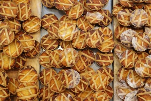 pastiera fraîchement cuit sur une étagère d'une pâtisserie. c'est une tarte typique de la ville de naples - tart photos et images de collection