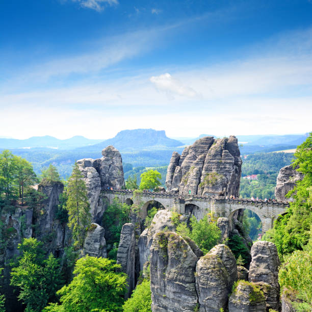 ponte de bastei em switzerland saxon - bastei rock - fotografias e filmes do acervo