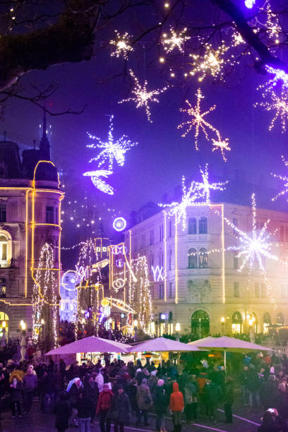 christmas in town - lights, decoration, crowd - ljubljana december winter christmas imagens e fotografias de stock