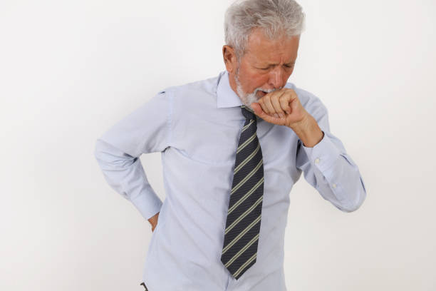 homem sênior com dor lombar, reumatismo . quiropraxia / tratamento de fisioterapia, conceito de alívio da dor nas costas - physical injury backache occupation working - fotografias e filmes do acervo