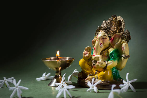 hinduski bóg ganesha. ganesha idol. barwna statua ganeshy idola na ciemnym tle. miejsca na tekst lub nagłówek. - ganesh festival zdjęcia i obrazy z banku zdjęć