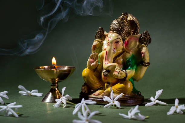 hinduski bóg ganesha. ganesha idol. barwna statua ganeshy idola na ciemnym tle. miejsca na tekst lub nagłówek. - ganesh festival zdjęcia i obrazy z banku zdjęć