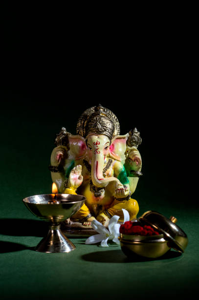 hinduski bóg ganesha. ganesha idol. barwna statua ganeshy idola na ciemnym tle. miejsca na tekst lub nagłówek. - ganesh festival zdjęcia i obrazy z banku zdjęć