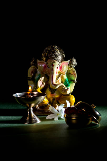 hinduski bóg ganesha. ganesha idol. barwna statua ganeshy idola na ciemnym tle. miejsca na tekst lub nagłówek. - ganesh festival zdjęcia i obrazy z banku zdjęć