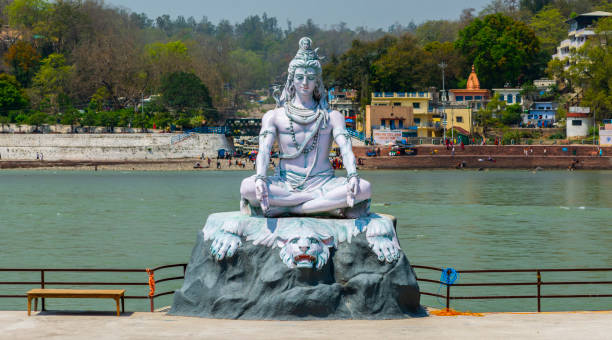 인도 우타라칸드, 리시케시 강에서 시바 동상 - buddha hindu god shiva hinduism 뉴스 사진 이미지