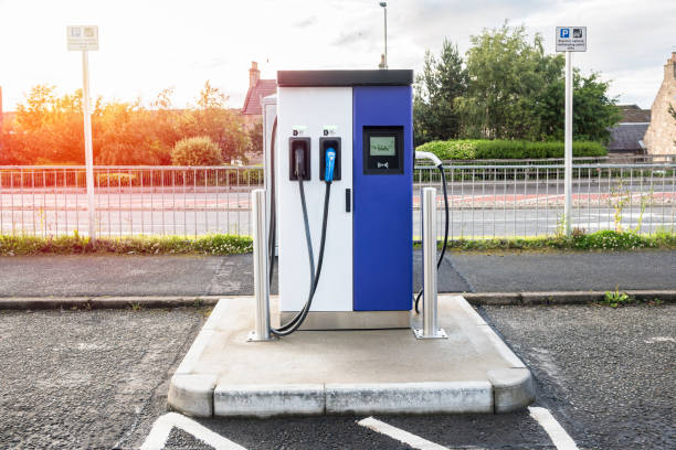 estación de carga vacía del coche eléctrico al atardecer - barra escocia fotografías e imágenes de stock