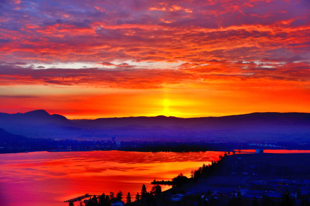 lever de soleil sur le lac okanagan bc - kelowna okanagan scenics okanagan valley photos et images de collection