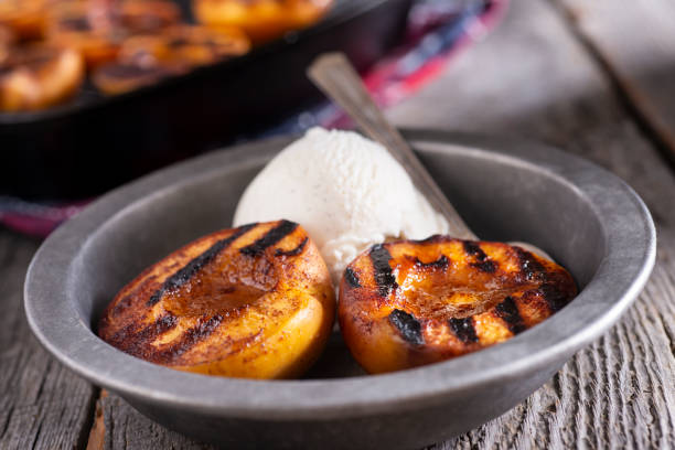 melocotones a la parrilla - dessert grilled peaches peach fotografías e imágenes de stock