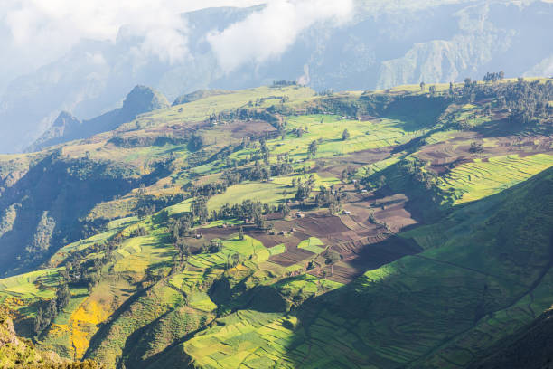 widok gospodarstw rolnych i wioski na etiopskich wyżynach - ethiopian highlands zdjęcia i obrazy z banku zdjęć