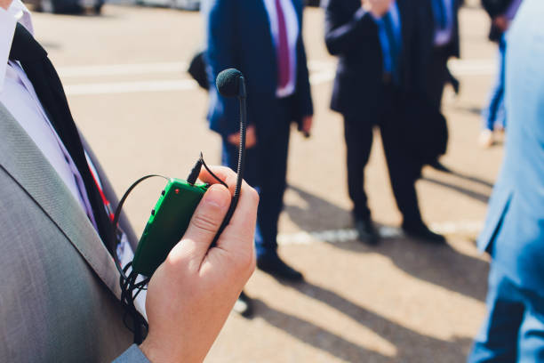 auriculares para traducción simultánea, auriculares para traductores. - simultaneous interpreter fotografías e imágenes de stock