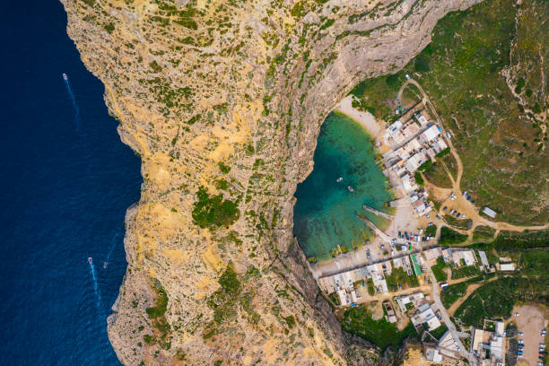 el mar interior y barco turístico. dwejra es una laguna de agua de mar en la isla de gozo. vista aérea. mar mediterráneo. malta - gozo malta natural arch natural phenomenon fotografías e imágenes de stock