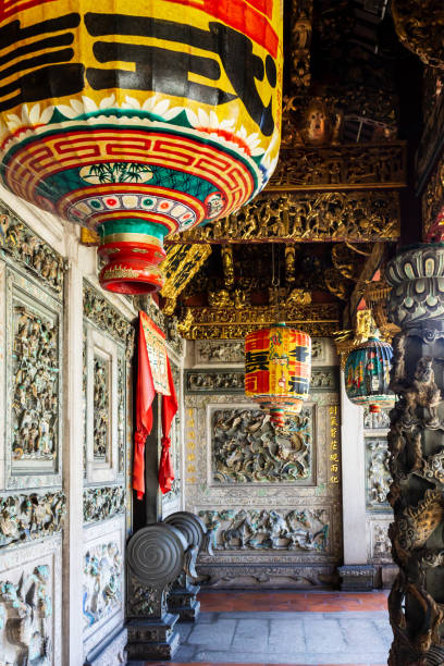 corridoio con lanterne della casa del clan khoo kongsi, un tempio del clan hokkien nel sito patrimonio mondiale dell'unesco parte di georgetown a penang, malesia. - hokkien foto e immagini stock