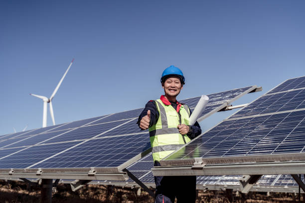 istock Engineer checking photovoltaic installation 1187937891