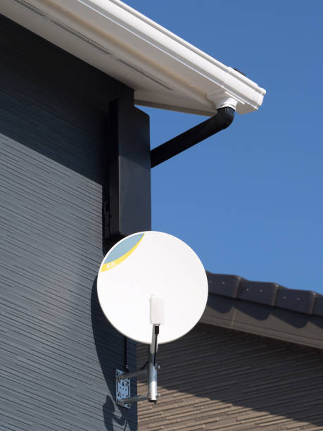 телевизионная антенна - satellite dish television aerial television house стоковые фото и изображения
