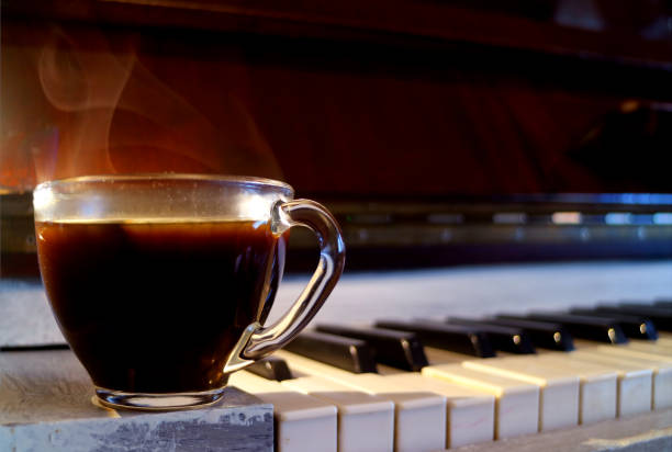plan rapproché d'une tasse de café noir chaud avec la fumée sur le piano - old fashioned horizontal black coffee cup photos et images de collection