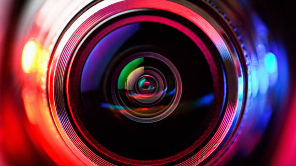 lente de la cámara con luz de fondo roja y azul. lentes de fotografía macro. fotografía horizontal - fondos fotos fotografías e imágenes de stock