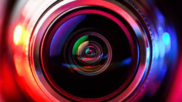 camera lens met rode en blauwe achtergrondverlichting. lenzen voor macro fotografie. horizontale fotografie - apparatuur fotos stockfoto's en -beelden