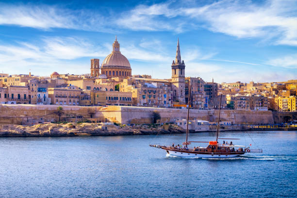 malta - destinazione di viaggio nel mediterraneo, porto di marsamxett e valletta con cattedrale di san paolo - british empire immagine foto e immagini stock