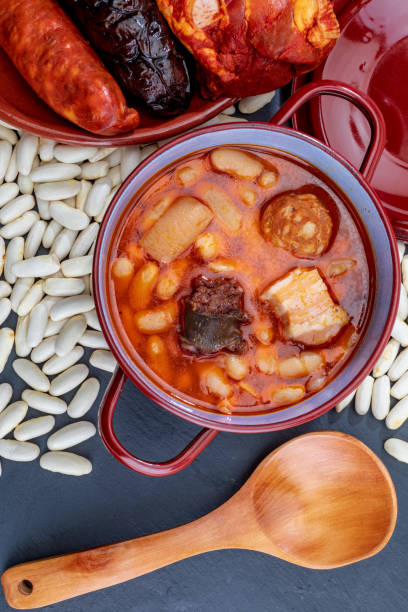 appetizing spoon dish. delicious for autumn, winter and all year. asturian fabada, typical dish of asturias (spain). stew of beans (white beans) with chorizo, bacon, black pudding, bacon, onion, garlic, parsley and salt. - asturiana imagens e fotografias de stock