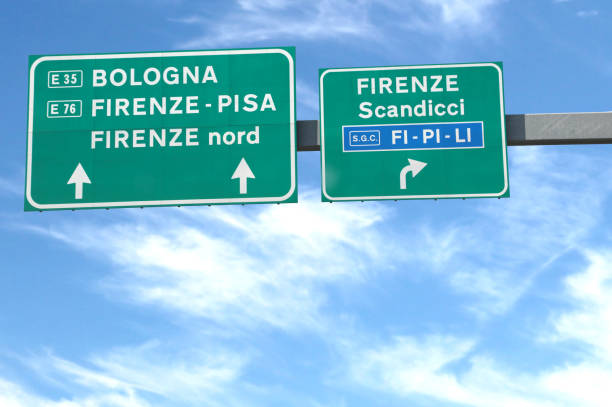 segnaletica stradale dell'autostrada italiana con le località di florenc - fiorentina bologna foto e immagini stock