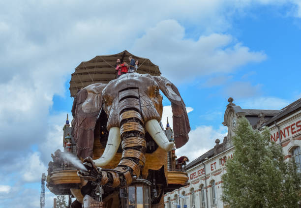 die machines of the isle of nantes (les machines de l'ele) ist ein künstlerisches, touristisches und kulturelles projekt mit sitz in nantes, frankreich. sommerspaß für kinder und erwachsene. - île de stock-fotos und bilder