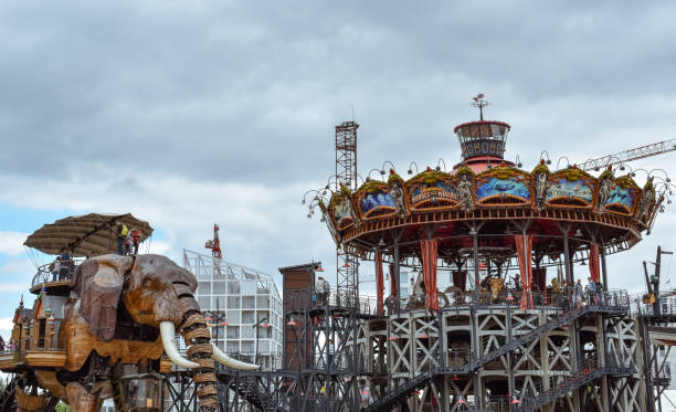 die machines of the isle of nantes (les machines de l'ele) ist ein künstlerisches, touristisches und kulturelles projekt mit sitz in nantes, frankreich. sommerspaß für kinder und erwachsene. - île de stock-fotos und bilder