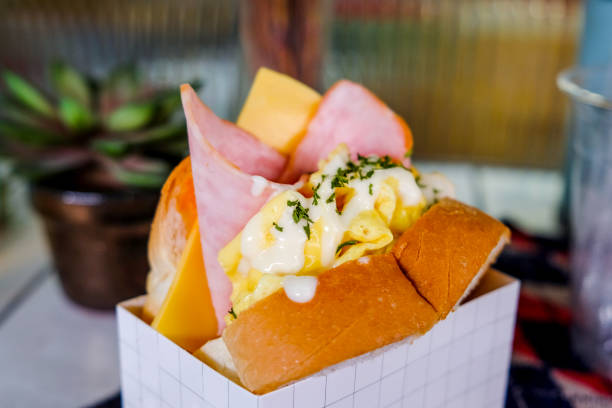 köstliches eiersandwich mit schinken & käse - südkorea fotos stock-fotos und bilder