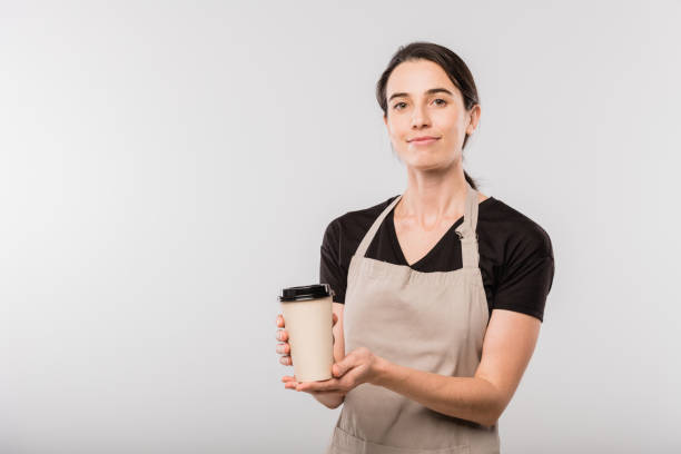 piuttosto giovane cameriera di caffè passando il bicchiere usa e getta con caffè caldo - occupation service chef people foto e immagini stock