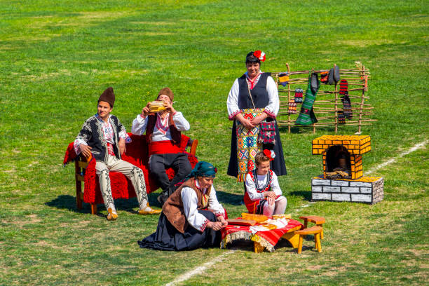 festival nacional dervishi varvara 2019, bulgária - costume stage costume sunlight carnival - fotografias e filmes do acervo