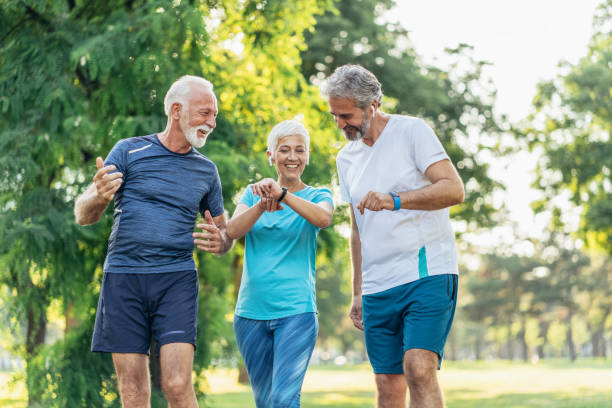 deporte con amigos - senior couple audio fotografías e imágenes de stock