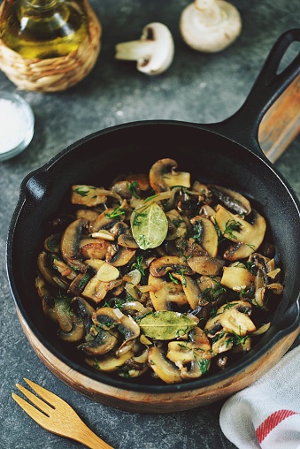 Fried mushrooms with onions, garlic, bay leaf and dill.