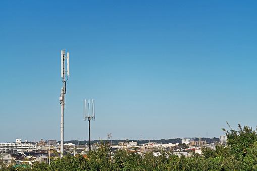 Broadcast antenna for cell-phone groups