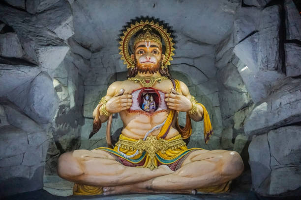 большая статуя ханумана в ришикеше - hanuman стоковые фото и изображения