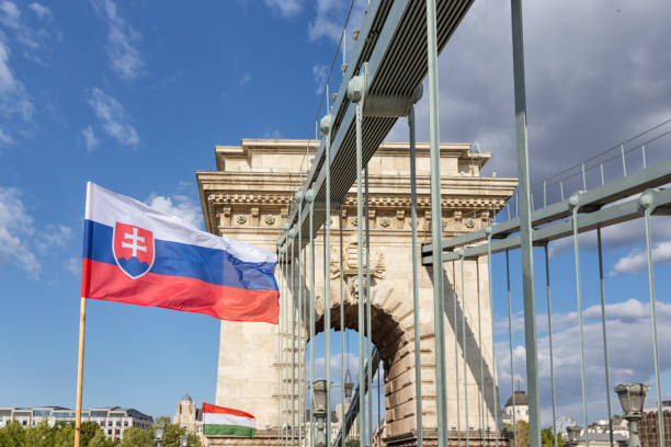 bandiera slaovak e ungherese al ponte a catena budapest, ungheria - slovak flag foto e immagini stock