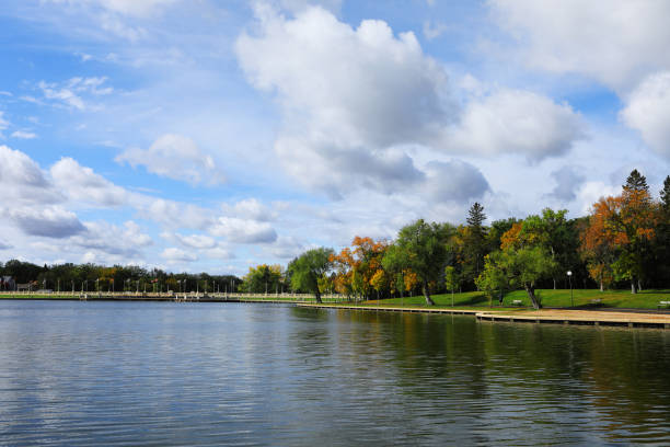 lago wascana em regina, saskatchewan - wascana lake - fotografias e filmes do acervo