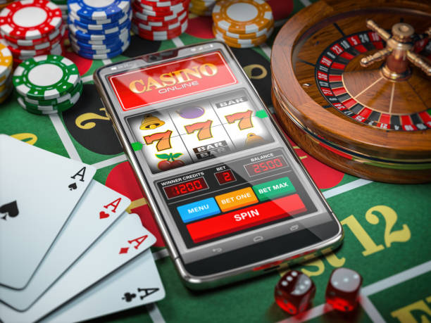 casinò online. smartphone o cellulare, slot machine, dadi, carte e roulette su un tavolo verde nel casinò. - gambling foto e immagini stock