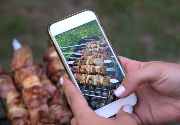 photo of shish kebabs on the phone - grilled chicken chicken barbecue fire imagens e fotografias de stock