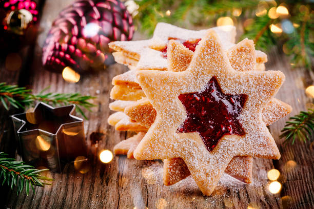 biscotti di natale linzer pieni di marmellata di lamponi su sfondo di legno. - marmalade baked biscuit brown foto e immagini stock