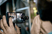 mann-macht-live-video-mit-telefon-mit-stabilisator-in-ny.jpg?b=1&s=170x170&k=20&c=R16Xn_2TpLTNjuTKKTYBoP8chB7o7jzMRjAXBsvi3dI=