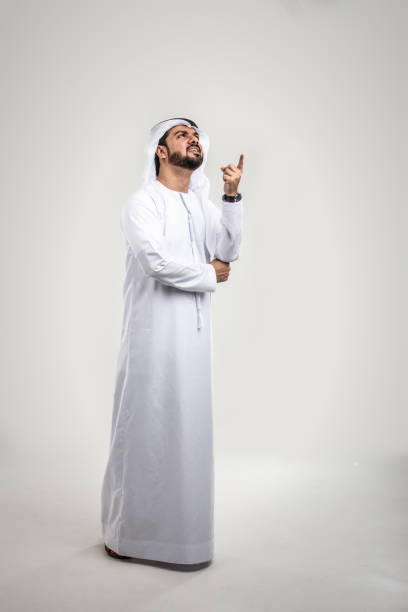 Arabian man with traditional dress Portrait of arabic man with kandora in a studio Oman stock pictures, royalty-free photos & images