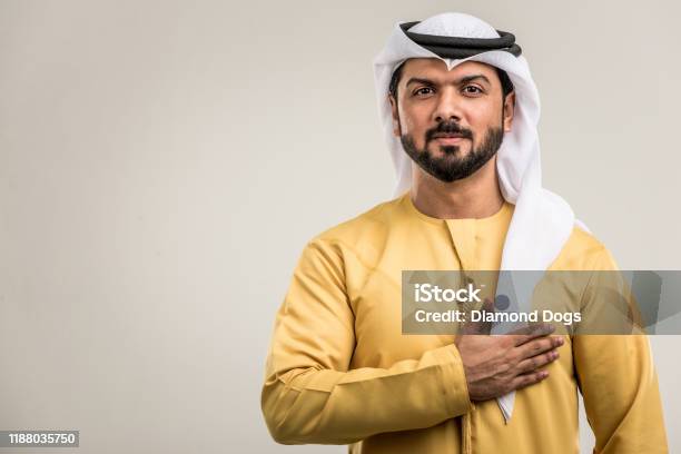 Uomo Arabo Con Abito Tradizionale - Fotografie stock e altre immagini di Abbigliamento - Abbigliamento, Adulto, Affari