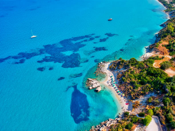 vista dall'alto, vista aerea di una bellissima spiaggia tropicale con sabbia bianca e acqua limpida turchese. - recreational boat motorboat speedboat aerial view foto e immagini stock