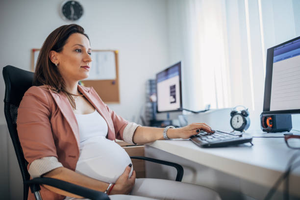 istock Pregnant businesswoman working 1188039833