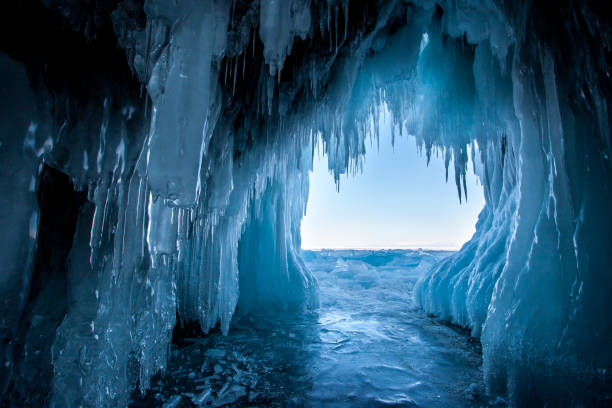 vista desde la cueva de hielo en el lago baikal. - thick snow fotografías e imágenes de stock