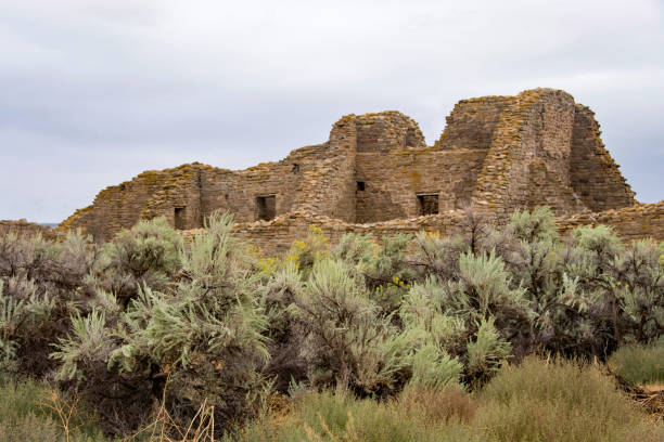 руины ацтеков nm - выветрееные стены пуэбло - new mexico фотографии стоковые фото и изображения